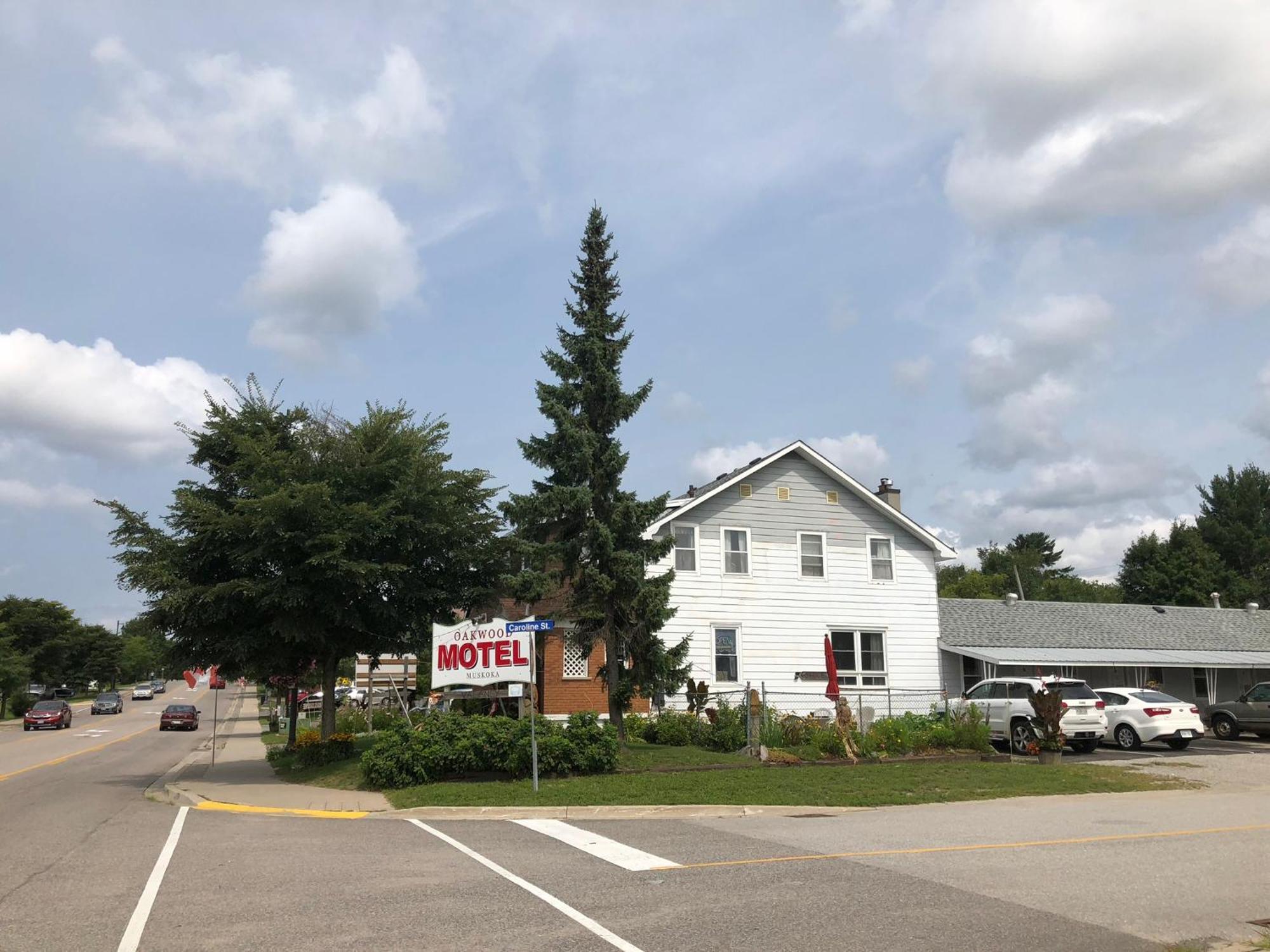 Oakwood Motel Gravenhurst Exterior photo