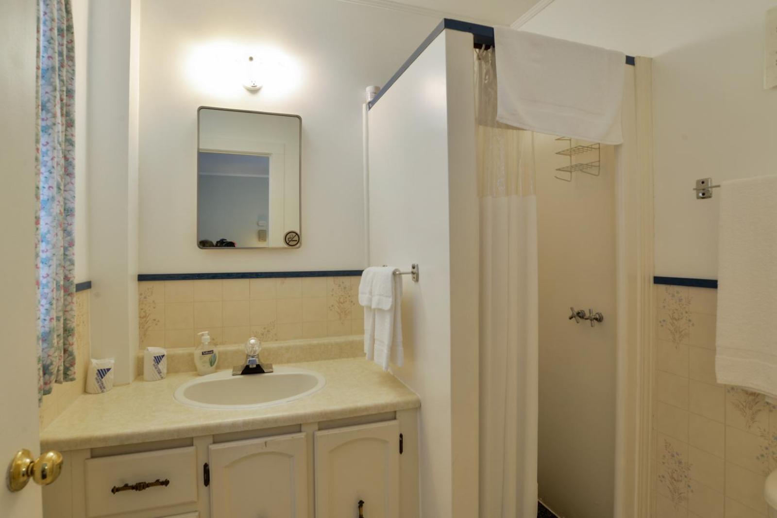 Oakwood Motel Gravenhurst Room photo